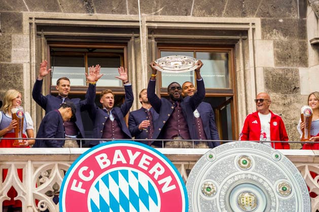 17.05.2026, Fussball Bundesliga 2025 2026, Meisterfeier des FC Bayern München auf dem Rathausbalkon in München. v.li: Jamal Musiala (Bayern München), Torwart Manuel Neuer (FC Bayern München), Joshua Kimmich (FC Bayern München), Harry Kane (FC Bayern München), Dayot Upamecano (FC Bayern München), Jonathan Tah (FC Bayern München), mit der Meisterschale.