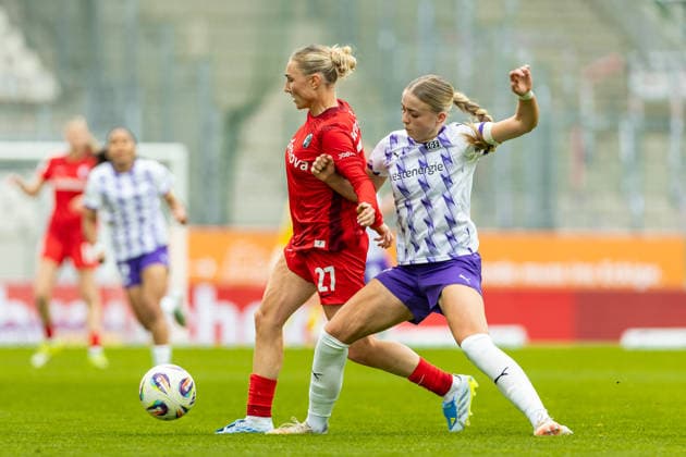 Sophie Nachtigall Club Freiburg) und Leonie Koepp (SGS Essen) im Zweikampf waehrend des Spiels der Frauen Fussball Bundesliga zwischen SGS Essen und Sport-Club Freiburg, Stadion an der Hafenstrasse am 17. May 2026 in Essen, Deutschland. (Foto von Mario Hommes DeFodi Images) +++ Sophie Nachtigall (Sport-Club Freiburg) und Leonie Koepp (SGS Essen) battle for the ball during the Women s Soccer Bundesliga match between SGS Essen and Sport-Club Freiburg at Stadion an der Hafenstrasse on May 17, 2026 in Essen, Germany. (Photo by Mario Hommes DeFodi Images) DFL regulations prohibit any use of photographs as image sequences and or quasi-video. -