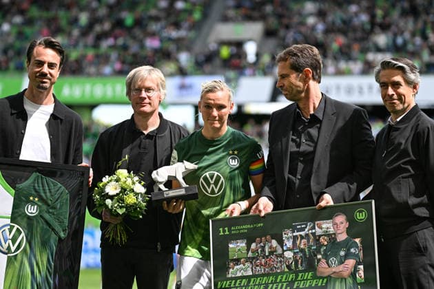 Fußball I Frauen I Saison 2025-2026 I Bundesliga I 26. Spieltag I VfL Wolfsburg - 1. FC Nürnberg I 17.05.2026 Verabschiedung Alexandra Popp (11, VfL Wolfsburg) (Mitte) vor dem Spiel, Abschiedsspiel Freisteller, Nahaufnahme, Porträt, Portrait, Einzelfoto, Einzelbild, Körper Wolfsburg Volkswagen Arena Niedersachsen Deutschland Copyright: xLobeca InesxHähnelx