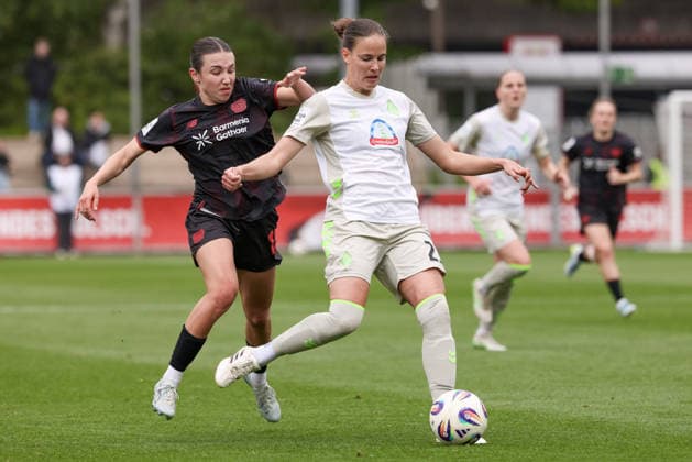 v.li.: Loreen Bender (Bayer 04 Leverkusen, 19) und Hanna Nemeth (SV Werder Bremen, 23) im Zweikampf, Duell, Dynamik, Aktion, Action, Spielszene, DIE DFB-RICHTLINIEN UNTERSAGEN JEGLICHE NUTZUNG VON FOTOS ALS SEQUENZBILDER UND ODER VIDEOÄHNLICHE FOTOSTRECKEN. DFB REGULATIONS PROHIBIT ANY USE OF PHOTOGRAPHS AS IMAGE SEQUENCES AND OR QUASI-VIDEO., 17.05.2026, Leverkusen (Deutschland), Fussball, Google Pixel Frauen-Bundesliga, Bayer 04 Leverkusen - SV Werder Bremen