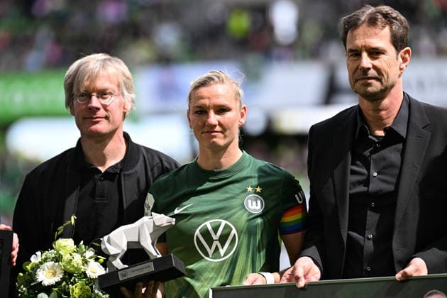 Fußball I Frauen I Saison 2025-2026 I Bundesliga I 26. Spieltag I VfL Wolfsburg - 1. FC Nürnberg I 17.05.2026 Verabschiedung Alexandra Popp (11, VfL Wolfsburg) vor dem Spiel, Abschiedsspiel: Dr. Tim Schumacher (Geschäftsführer VfL Wolfsburg), Alexandra Popp (11, VfL Wolfsburg), und Ralf Kellermann (Direktor Frauenfußball, VfL Wolfsburg) Wolfsburg Volkswagen Arena Niedersachsen Deutschland *** Soccer I Women I Season 2025 2026 I Bundesliga I Matchday 26 I VfL Wolfsburg 1 FC Nürnberg I 17 05 2026 Farewell Alexandra Popp 11, VfL Wolfsburg before the match, farewell match Dr Tim Schumacher Managing Director VfL Wolfsburg , Alexandra Popp 11, VfL Wolfsburg , and Ralf Kellermann Director Womens Football, VfL Wolfsburg Wolfsburg Volkswagen Arena Niedersachsen Germany Copyright: xLobeca InesxHähnelx