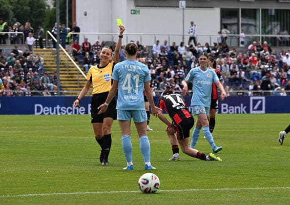 17.05.2026, xsltx, Fussball Google Pixel Frauen-Bundesliga, Eintracht Frankfurt - 1.FC Union Berlin v.l. Lia Kamber (1. FC Union Berlin) kann GÃ raldine Reuteler (Eintracht Frankfurt) nur mit einem Foul stoppen, sie sieht von Fabienne Michel (Schiedsrichterin li.) die gelbe Karte (DFL DFB REGULATIONS PROHIBIT ANY USE OF PHOTOGRAPHS as IMAGE SEQUENCES and or QUASI-VIDEO)