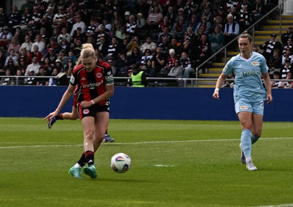 17.05.2026, xsltx, Fussball Google Pixel Frauen-Bundesliga, Eintracht Frankfurt - 1.FC Union Berlin v.l. Schussversuch von Laura Freigang (Eintracht Frankfurt), Anna Weiß (1. FC Union Berlin) (DFL DFB REGULATIONS PROHIBIT ANY USE OF PHOTOGRAPHS as IMAGE SEQUENCES and or QUASI-VIDEO)