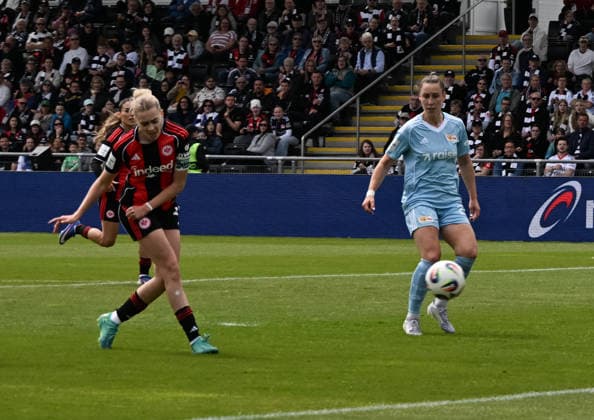 17.05.2026, xsltx, Fussball Google Pixel Frauen-Bundesliga, Eintracht Frankfurt - 1.FC Union Berlin v.l. Schussversuch von Laura Freigang (Eintracht Frankfurt), Anna Weiß (1. FC Union Berlin) (DFL DFB REGULATIONS PROHIBIT ANY USE OF PHOTOGRAPHS as IMAGE SEQUENCES and or QUASI-VIDEO)