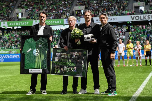 Fußball I Frauen I Saison 2025-2026 I Bundesliga I 26. Spieltag I VfL Wolfsburg - 1. FC Nürnberg I 17.05.2026 Verabschiedung Ralf Kellermann (Direktor Frauenfußball, VfL Wolfsburg) (2.v.r.) vor dem Spiel, Abschiedsspiel Freisteller, Nahaufnahme, Porträt, Portrait, Einzelfoto, Einzelbild, Körper Wolfsburg Volkswagen Arena Niedersachsen Deutschland Copyright: xLobeca InesxHähnelx