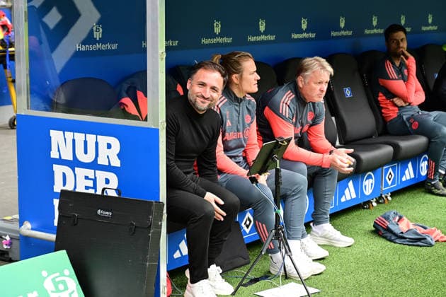 Fußball I Frauen I Saison 2025-2026 I Bundesliga I 26. Spieltag I Hamburger SV - FC Bayern München I 17.05.2026 Jose Antonio Barcala Garcia (FC Bayern München) gut gelaunt auf der Bayern-Bank. Hamburg Volksparkstadion Hamburg Deutschland Copyright: xLobeca WolfxGebhardtx