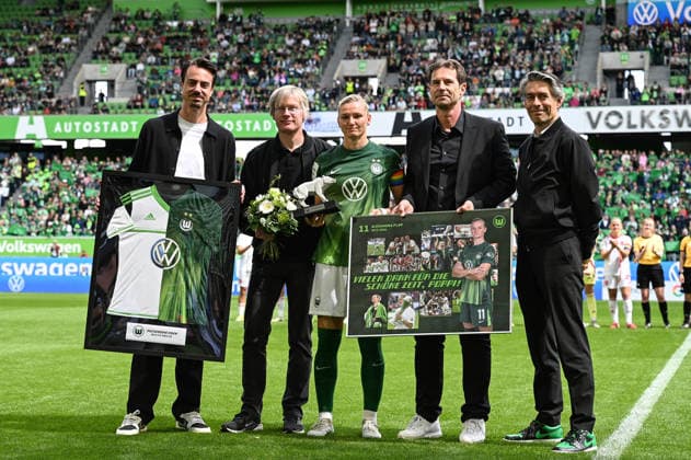 Fußball I Frauen I Saison 2025-2026 I Bundesliga I 26. Spieltag I VfL Wolfsburg - 1. FC Nürnberg I 17.05.2026 Verabschiedung Alexandra Popp (11, VfL Wolfsburg) (Mitte) vor dem Spiel, Abschiedsspiel Freisteller, Nahaufnahme, Porträt, Portrait, Einzelfoto, Einzelbild, Körper Wolfsburg Volkswagen Arena Niedersachsen Deutschland Copyright: xLobeca InesxHähnelx