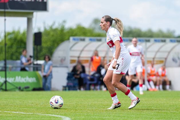 2. Frauen Bundesliga: SC Sand vs. VfB Stuttgart, 17.05.2026 Dafina Redzepi (VfB Stuttgart, 7) mit einem Versuch im Sander Sechzehner 2. Frauen Bundesliga: SC Sand vs. VfB Stuttgart, Adams Arena SC Sand, 17.05.2026 DFB DFL REGULATIONS PROHIBIT ANY USE OF PHOTOGRAPHS AS IMAGE SEQUENCES AND OR QUASI-VIDEO. Copyright: xBEAUTIFULxSPORTS Boscox