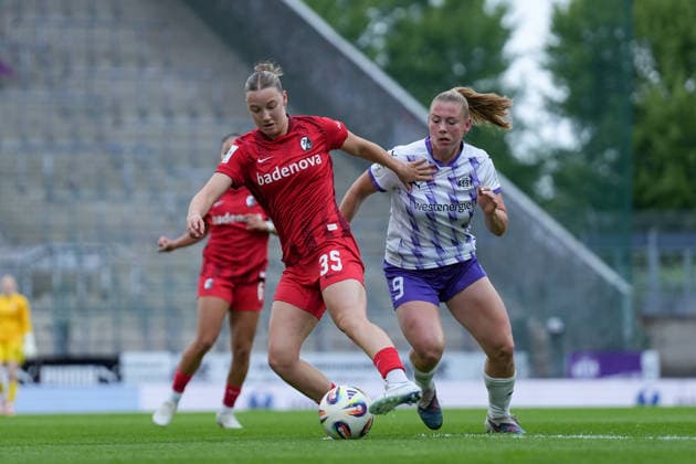 Zoe Schick (SC Freiburg, 35) im Zweikampf mit Ramona Maier (SGS Essen, 09) , Deutschland, Fussball, GooglePixel Frauen-Bundesliga, 26.Spieltag, 2025 2026, SGS Essen vs. SC Freiburg, 17.05.2026, Stadion an der Hafenstraße, Essen Essen Stadion an der Hafenstraße Nordrhein-Westfalen Deutschland Copyright: xArnexAmbergx