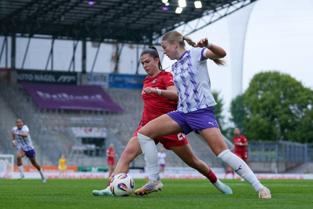 Leela Egli (SC Freiburg, 20) im Zweikampf mit Lany Mia Bäcker Lany Mia Baecker (SGS Essen, 26) , Deutschland, Fussball, GooglePixel Frauen-Bundesliga, 26.Spieltag, 2025 2026, SGS Essen vs. SC Freiburg, 17.05.2026, Stadion an der Hafenstraße, Essen Essen Stadion an der Hafenstraße Nordrhein-Westfalen Deutschland Copyright: xArnexAmbergx