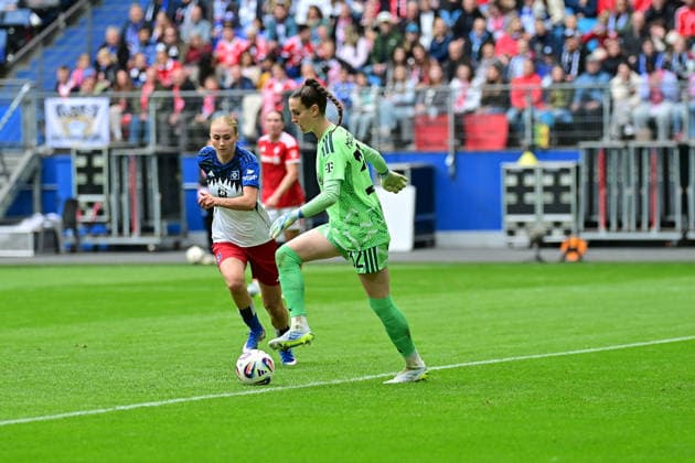 Fußball I Frauen I Saison 2025-2026 I Bundesliga I 26. Spieltag I Hamburger SV - FC Bayern München I 17.05.2026 Ena Mahmutovic (32, FC Bayern München) vor Paulina Bartz (37, Hamburger SV). Hamburg Volksparkstadion Hamburg Deutschland Copyright: xLobeca WolfxGebhardtx