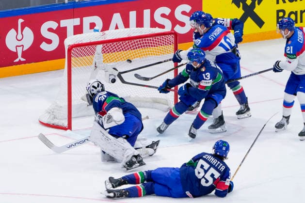 FRIBOURG, SWITZERLAND - MAY 17: goalkeeper Jacob Smith of Italy L) can™t saves during the 2026 IIHF Ice hockey, Eishockey World Championship, WM, Weltmeisterschaft Switzerland game between Italy and Slovakia at BCF Arena on May 17, 2026 in Fribourg, Fribourg. Fribourg BCF Arena Fribourg Switzerland Copyright: xJustPictures.ch JarixPestelaccix jp-en-EuSpIm-JP6_JAR_Italy_Slovakia_16May2026_00080