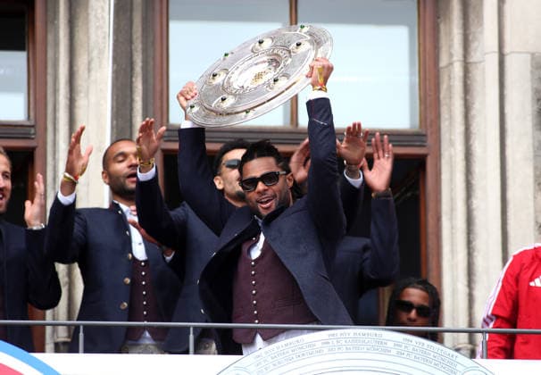 Fussball, Herren, Bundesliga, Saison 2025 2026, FC Bayern München, Meisterfeier, Rathausbalkon, Marienplatz Hier streckt Serge Gnabry (FC Bayern München) die Meisterschale in die Höhe