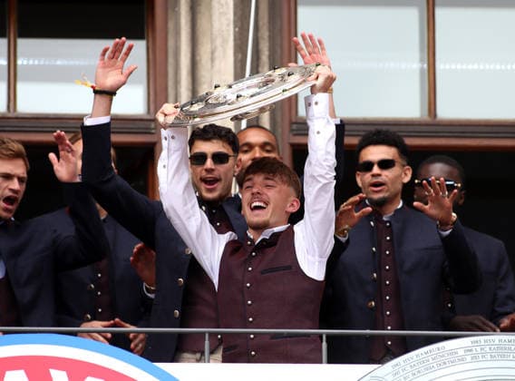 Fussball, Herren, Bundesliga, Saison 2025 2026, FC Bayern München, Meisterfeier, Rathausbalkon, Marienplatz Hier streckt Lennart Karl (FC Bayern München) die Meisterschale in die Höhe