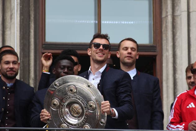 Fussball, Herren, Bundesliga, Saison 2025 2026, FC Bayern München, Meisterfeier, Rathausbalkon, Marienplatz Hier streckt Leon Goretzka (FC Bayern München) die Meisterschale in die Höhe