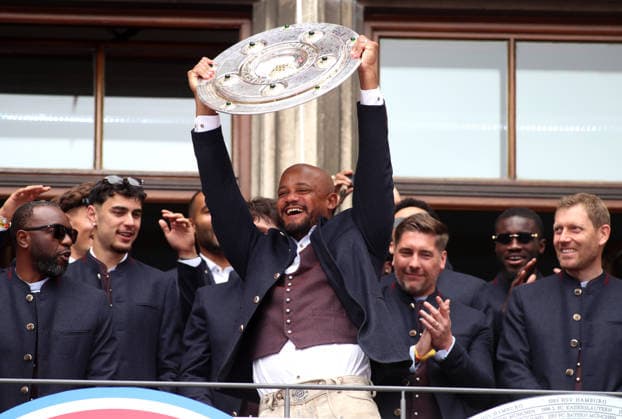 Fussball, Herren, Bundesliga, Saison 2025 2026, FC Bayern München, Meisterfeier, Rathausbalkon, Marienplatz Hier streckt Vincent Kompany, Trainer (FC Bayern München) die Meisterschale in die Höhe