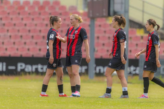 Ingolstadt, Deutschland 17. Mai 2026: 2. Frauen-Bundesliga - 2025 2026 - Sp. 26 - FC Ingolstadt 04 gegen FC Bayern München II Im Bild: in der Traube Torschützin Stefanie Reischmann (FCI) jubelt nach ihrem Tor zum 1:0 mit ihren Teamkolleginnen Audi Sportpark Bayern Copyright: xFotostandx xSchäferx