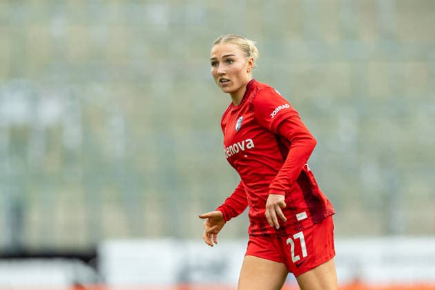 Sophie Nachtigall Club Freiburg) schaut waehrend des Spiels der Frauen Fussball Bundesliga zwischen SGS Essen und Sport-Club Freiburg, Stadion an der Hafenstrasse am 17. May 2026 in Essen, Deutschland. (Foto von Mario Hommes DeFodi Images) +++ Sophie Nachtigall (Sport-Club Freiburg) looks on during the Women s Soccer Bundesliga match between SGS Essen and Sport-Club Freiburg at Stadion an der Hafenstrasse on May 17, 2026 in Essen, Germany. (Photo by Mario Hommes DeFodi Images) DFL regulations prohibit any use of photographs as image sequences and or quasi-video. -