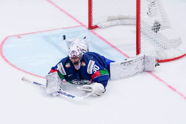 FRIBOURG, SWITZERLAND - MAY 17: goalkeeper Jacob Smith of Italy can™t saves during the 2026 IIHF Ice hockey, Eishockey World Championship, WM, Weltmeisterschaft Switzerland game between Italy and Slovakia at BCF Arena on May 17, 2026 in Fribourg, Fribourg. Fribourg BCF Arena Fribourg Switzerland Copyright: xJustPictures.ch JarixPestelaccix jp-en-EuSpIm-JP6_JAR_Italy_Slovakia_16May2026_00088