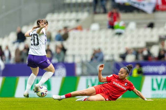 Leonie Koepp (SGS Essen) und Nicole Ojukwu Club Freiburg) im Zweikampf waehrend des Spiels der Frauen Fussball Bundesliga zwischen SGS Essen und Sport-Club Freiburg, Stadion an der Hafenstrasse am 17. May 2026 in Essen, Deutschland. (Foto von Mario Hommes DeFodi Images) +++ Leonie Koepp (SGS Essen) und Nicole Ojukwu (Sport-Club Freiburg) battle for the ball during the Women s Soccer Bundesliga match between SGS Essen and Sport-Club Freiburg at Stadion an der Hafenstrasse on May 17, 2026 in Essen, Germany. (Photo by Mario Hommes DeFodi Images) DFL regulations prohibit any use of photographs as image sequences and or quasi-video. -