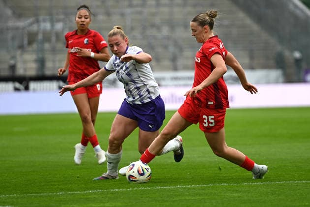 Zoe Schick Ramona Maier Google Pixel Frauen Bundesliga SGS Essen SC Freiburg 17.05.2026 Zoe Schick (SC Freiburg) gegen Ramona Maier (SGS Essen),Google Pixel Frauen Bundesliga, 26. Spieltag, SGS Essen gegen SC Freiburg am 17. Mai 2026 im Stadion an der Hafenstraße, Essen.