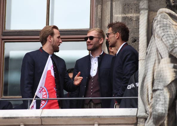 Fussball, Herren, Bundesliga, Saison 2025 2026, FC Bayern München, Meisterfeier, Rathausbalkon, Marienplatz Harry Kane (FC Bayern München) mit Konrad Laimer (FC Bayern München) und Leon Goretzka (FC Bayern München) im Gespräch (v.l.n.r.)