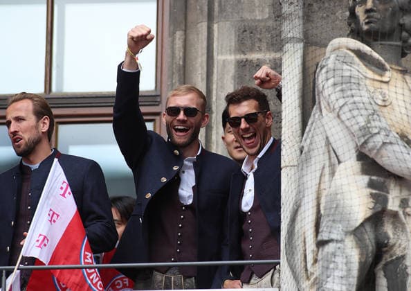 Fussball, Herren, Bundesliga, Saison 2025 2026, FC Bayern München, Meisterfeier, Rathausbalkon, Marienplatz Konrad Laimer (FC Bayern München) (li.) mit Leon Goretzka (FC Bayern München) (re.) beim Jubeln, Faust