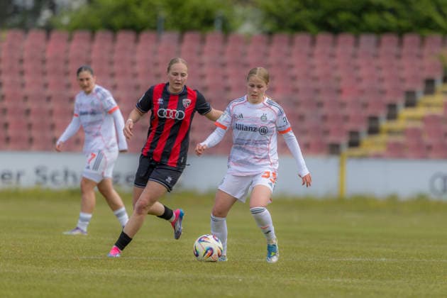 Ingolstadt, Deutschland 17. Mai 2026: 2. Frauen-Bundesliga - 2025 2026 - Sp. 26 - FC Ingolstadt 04 gegen FC Bayern München II Im Bild: v. li. im Zweikampf Nina Penzkofer (FCI) und Greta Hünten Huenten (FCB II) Audi Sportpark Bayern Copyright: xFotostandx xSchäferx
