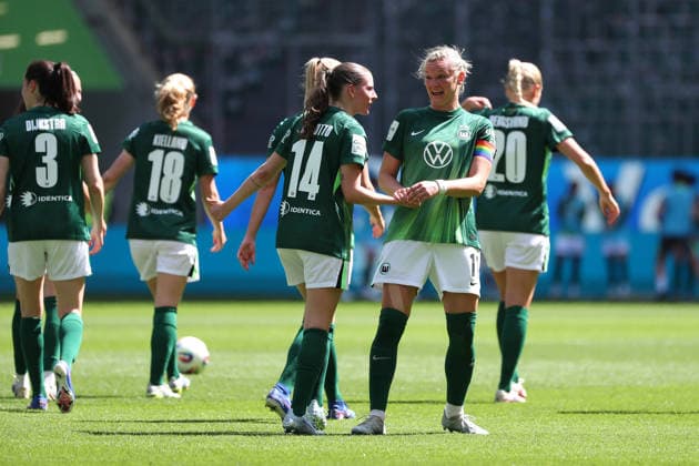 VfL vs. Nürnberg, BL Frauen Wolfsburg, 17.05.2026, Fußball, Frauen, Google Pixel Bundesliga, Saison 2025 2026, VfL Wolfsburg vs 1. FC Nürnberg: Alexandra Popp (VfL Wolfsburg) jubelt mit der Mannschaft nach ihrem Tor zum 2:0 AOK Stadion Niedersachsen Deutschland