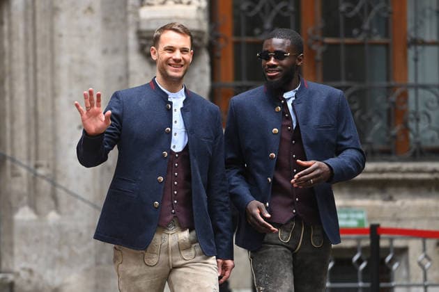 Ankunft in Tracht,Lederhosen. Manuel NEUER (Torwart Bayern Muenchen), Dayot UPAMECANO (Bayern Muenchen). Meisterfeier FC Bayern Muenchen auf dem Rathausbalkon auf dem Marienplatz in Muenchen am 17.05.2026. Fussball 1. Bundesliga Saison 2025 2026, 34.Spieltag,