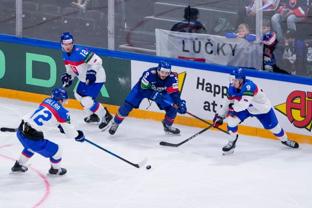 FRIBOURG, SWITZERLAND - MAY 17: Daniel Mantenuto of Italy C) against Filip Mesar of Slovakia R) and Andrej Kollar of Slovakia L) during the 2026 IIHF Ice hockey, Eishockey World Championship, WM, Weltmeisterschaft Switzerland game between Italy and Slovakia at BCF Arena on May 17, 2026 in Fribourg, Fribourg. Fribourg BCF Arena Fribourg Switzerland Copyright: xJustPictures.ch JarixPestelaccix jp-en-EuSpIm-JP6_JAR_Italy_Slovakia_16May2026_00106