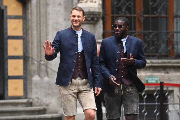 Ankunft in Tracht,Lederhosen. Manuel NEUER (Torwart Bayern Muenchen), Dayot UPAMECANO (Bayern Muenchen). Meisterfeier FC Bayern Muenchen auf dem Rathausbalkon auf dem Marienplatz in Muenchen am 17.05.2026. Fussball 1. Bundesliga Saison 2025 2026, 34.Spieltag,
