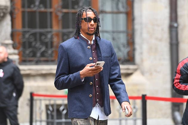 Ankunft in Tracht,Lederhosen. Michael OLISE (Bayern Muenchen) mit Smartphone. Meisterfeier FC Bayern Muenchen auf dem Rathausbalkon auf dem Marienplatz in Muenchen am 17.05.2026. Fussball 1. Bundesliga Saison 2025 2026, 34.Spieltag,