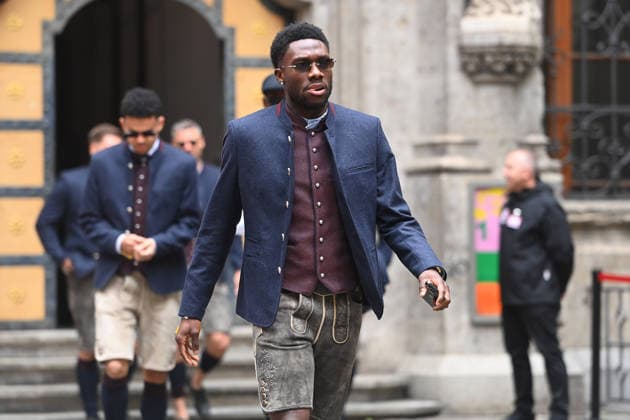 Ankunft in Tracht,Lederhosen. Alphonso DAVIES (Bayern Muenchen), Meisterfeier FC Bayern Muenchen auf dem Rathausbalkon auf dem Marienplatz in Muenchen am 17.05.2026. Fussball 1. Bundesliga Saison 2025 2026, 34.Spieltag,