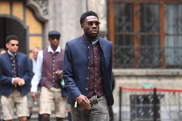 Ankunft in Tracht,Lederhosen. Alphonso DAVIES (Bayern Muenchen), Meisterfeier FC Bayern Muenchen auf dem Rathausbalkon auf dem Marienplatz in Muenchen am 17.05.2026. Fussball 1. Bundesliga Saison 2025 2026, 34.Spieltag,
