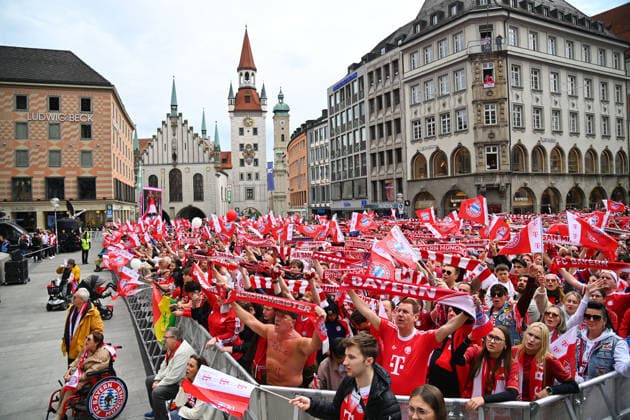 Voller Marienplatz,Bayern Fans,Fussballfans. Meisterfeier FC Bayern Muenchen auf dem Rathausbalkon auf dem Marienplatz in Muenchen am 17.05.2026. Fussball 1. Bundesliga Saison 2025 2026, 34.Spieltag,