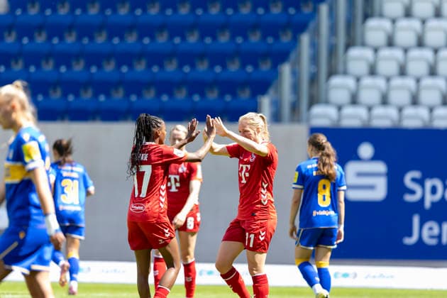 Google Pixel Frauen-Bundesliga: FC Carl Zeiss Jena vs. 1. FC Köln; Jena; 17.05.2026 0:3 durch Pauline Bremer ( 11; 1. FC Köln) (rechts) und Lydia Andrade ( 17; 1. FC Köln) (links) Google Pixel Frauen-Bundesliga: FC Carl Zeiss Jena vs. 1. FC Köln; ad hoc arena im Ernst-Abbe-Sportfeld; 17.05.2026 DFB REGULATIONS PROHIBIT ANY USE OF PHOTOGRAPHS AS IMAGE SEQUENCES AND OR QUASI-VIDEO. Copyright: xBEAUTIFULxSPORTS Duehringx