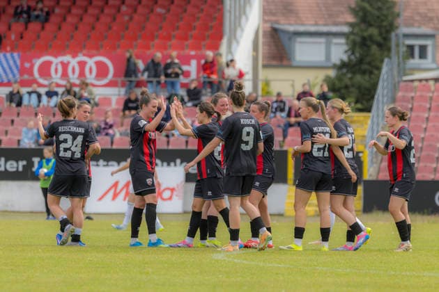 Ingolstadt, Deutschland 17. Mai 2026: 2. Frauen-Bundesliga - 2025 2026 - Sp. 26 - FC Ingolstadt 04 gegen FC Bayern München II Im Bild: in der Traube Torschützin Stefanie Reischmann (FCI) jubelt nach ihrem Tor zum 1:0 mit ihren Teamkolleginnen Audi Sportpark Bayern Copyright: xFotostandx xSchäferx