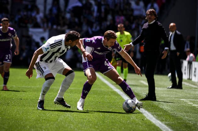 Juventus FC v ACF Fiorentina - Serie A Fiorentina midfielder Nicolo Fagioli (44) competes for the ball against Juventus midfielder Manuel Locatelli (5) during the Serie A football match number 37 between Juventus and Fiorentina at the Allianz Stadium in Turin, Piedmont, Italy, on May 17, 2026. Turin Piedmont Italy  Copyright: xMatteoxBottanellix originalFilename:bottanelli-juventus260517_npUHK.jpg