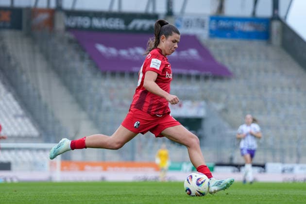 Leela Egli (SC Freiburg, 20) am Ball , Deutschland, Fussball, GooglePixel Frauen-Bundesliga, 26.Spieltag, 2025 2026, SGS Essen vs. SC Freiburg, 17.05.2026, Stadion an der Hafenstraße, Essen Essen Stadion an der Hafenstraße Nordrhein-Westfalen Deutschland Copyright: xArnexAmbergx