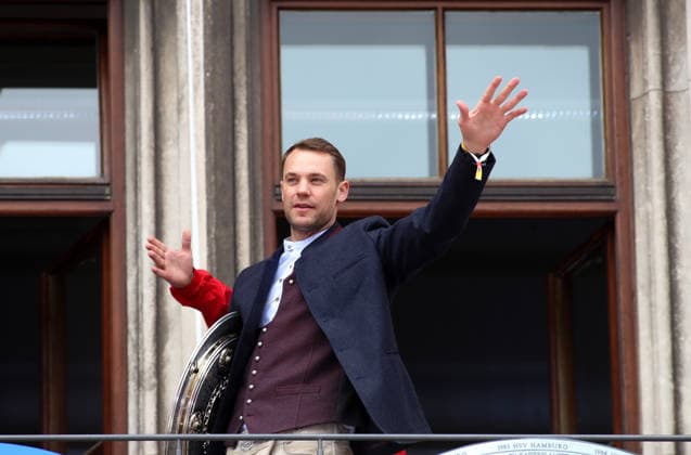 Fussball, Herren, Bundesliga, Saison 2025 2026, FC Bayern München, Meisterfeier, Rathausbalkon, Marienplatz Manuel Neuer (FC Bayern München) winkt zu den Fans