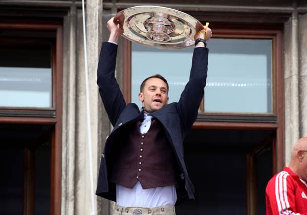 Fussball, Herren, Bundesliga, Saison 2025 2026, FC Bayern München, Meisterfeier, Rathausbalkon, Marienplatz Hier streckt Manuel Neuer (FC Bayern München) die Meisterschale in die Höhe