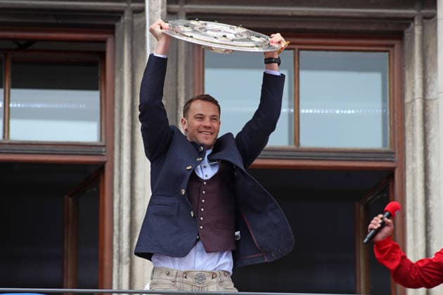 Fussball, Herren, Bundesliga, Saison 2025 2026, FC Bayern München, Meisterfeier, Rathausbalkon, Marienplatz Hier streckt Manuel Neuer (FC Bayern München) die Meisterschale in die Höhe