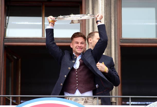 Fussball, Herren, Bundesliga, Saison 2025 2026, FC Bayern München, Meisterfeier, Rathausbalkon, Marienplatz Hier streckt Joshua Kimmich (FC Bayern München) die Meisterschale in die Höhe