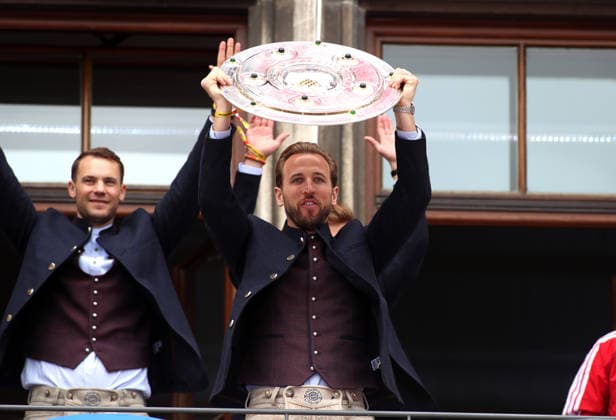 Fussball, Herren, Bundesliga, Saison 2025 2026, FC Bayern München, Meisterfeier, Rathausbalkon, Marienplatz Hier streckt Harry Kane (FC Bayern München) die Meisterschale in die Höhe