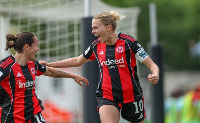 GER, Frankfurt, Eintracht Frankfurt vs Union Berlin, Google Pixel Bundesliga, Fussball, DFB, Spielzeit 2025 2026, Stadion am Brentanobad, 26. Spieltag im Bild: Geraldine Reuteler (Eintracht Frankfurt Frauen 14), Laura Freigang (Eintracht Frankfurt Frauen 10), Tor, Jubel und Freude, Emotionen, 2:2 DFB DFL REGULATIONS PROHIBIT ANY USE OF PHOTOGRAPHS AS IMAGE SEQUENCES AND OR QUASI-VIDEO, 17.05.2026 Copyright: HMBxMedia HendrikxHamelau