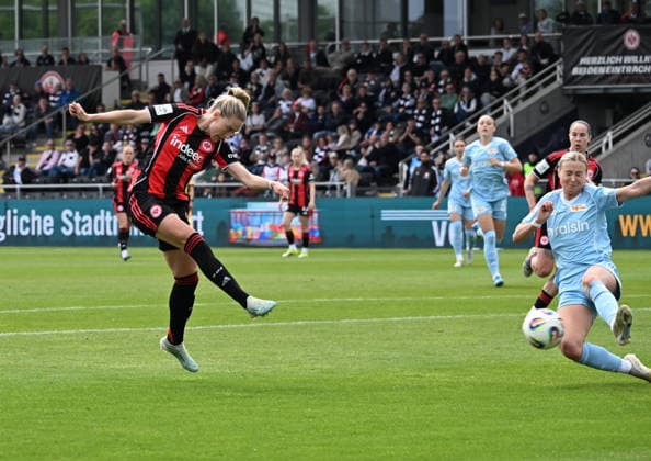 17.05.2026, xsltx, Fussball Google Pixel Frauen-Bundesliga, Eintracht Frankfurt - 1.FC Union Berlin v.l. Rebecka Blomqvists (Eintracht Frankfurt) Schuss wird geblockt (DFL DFB REGULATIONS PROHIBIT ANY USE OF PHOTOGRAPHS as IMAGE SEQUENCES and or QUASI-VIDEO)