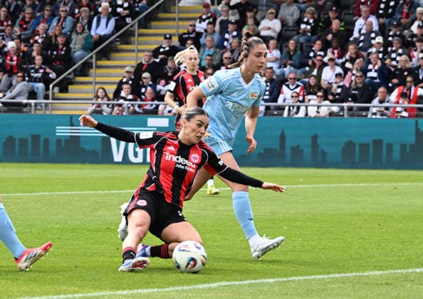 17.05.2026, xsltx, Fussball Google Pixel Frauen-Bundesliga, Eintracht Frankfurt - 1.FC Union Berlin v.l. Mit ihrem Schuss scheitert Ereleta Memeti (Eintracht Frankfurt) an Cara Bösl (1. FC Union Berlin) (DFL DFB REGULATIONS PROHIBIT ANY USE OF PHOTOGRAPHS as IMAGE SEQUENCES and or QUASI-VIDEO)