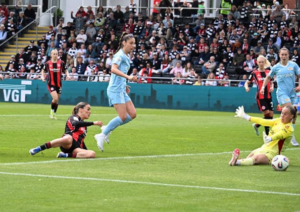 17.05.2026, xsltx, Fussball Google Pixel Frauen-Bundesliga, Eintracht Frankfurt - 1.FC Union Berlin v.l. Mit ihrem Schuss scheitert Ereleta Memeti (Eintracht Frankfurt) an Cara Bösl (1. FC Union Berlin) (DFL DFB REGULATIONS PROHIBIT ANY USE OF PHOTOGRAPHS as IMAGE SEQUENCES and or QUASI-VIDEO)
