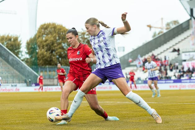 Leela Egli Club Freiburg) und Laura Pucks (SGS Essen) im Zweikampf waehrend des Spiels der Frauen Fussball Bundesliga zwischen SGS Essen und Sport-Club Freiburg, Stadion an der Hafenstrasse am 17. May 2026 in Essen, Deutschland. (Foto von Mario Hommes DeFodi Images) +++ Leela Egli (Sport-Club Freiburg) und Laura Pucks (SGS Essen) battle for the ball during the Women s Soccer Bundesliga match between SGS Essen and Sport-Club Freiburg at Stadion an der Hafenstrasse on May 17, 2026 in Essen, Germany. (Photo by Mario Hommes DeFodi Images) DFL regulations prohibit any use of photographs as image sequences and or quasi-video. -